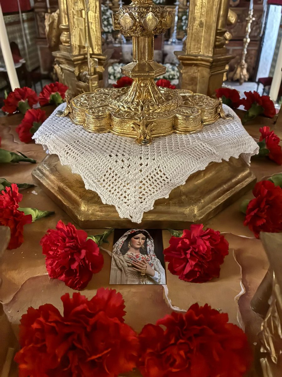 ROSARIO_Benaca's tweet photo. Custodia parroquial con la Sagrada Forma. Nuestra Hermandad se encargó de preparar el mismo y engalanó el altar de la Santísima Virgen en el Templo, para que, al culminar la procesión, rendir honores a Jesús Sacramentado.Ella que albergó en su seno a Cristo, como primer Sagrario. https://t.co/hWweDToQH8