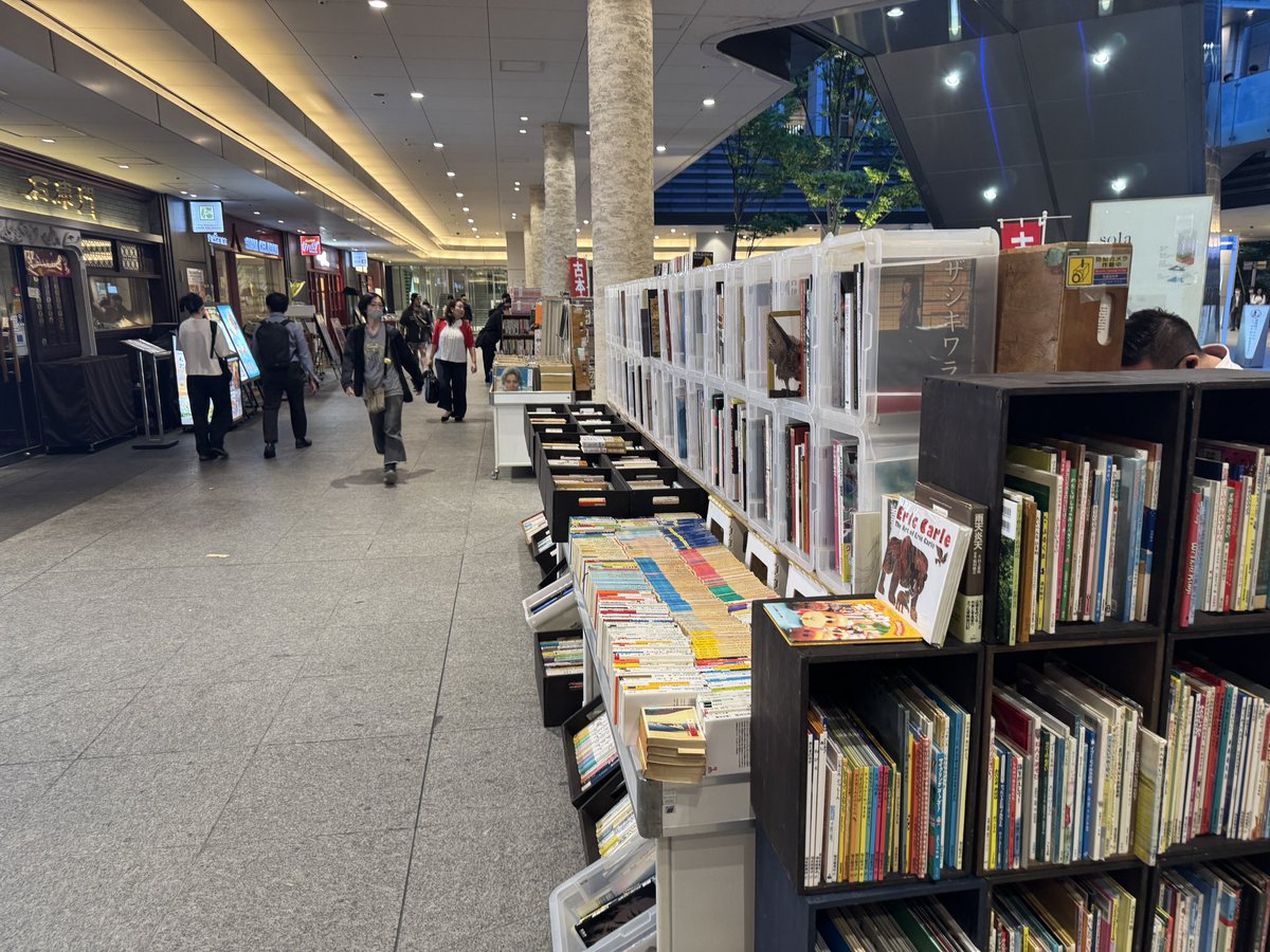 tomo370's tweet photo. 授業でモルカーの話をしたいな、、と思いながら御茶ノ水駅に着いたら、古本市がやっていて、いきなりモルカーのフィルムブックみたいな絵本が売られていたので迷うことなく買った。 https://t.co/1b1rE5nSze