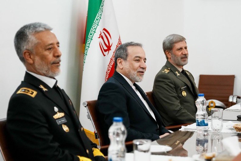 BrokeSource's tweet photo. 🇺🇸⚡️🇮🇷 REBONDISSEMENT : 

Donald Trump affirme que c’est l’Iran qui a réduit en cendres l’hélicoptère américain dans le détroit d’Hormuz et que les États-Unis s’apprêtent à RÉPONDRE ‼️ https://t.co/yUWlRa76oV