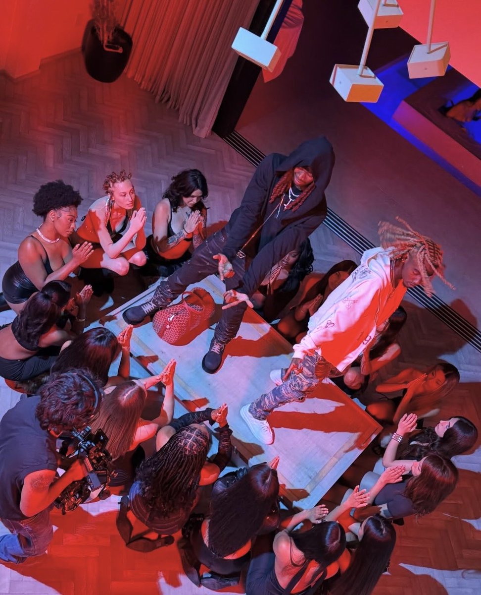 apollored1__'s tweet photo. Tmrw https://t.co/WFLtHV35KQ