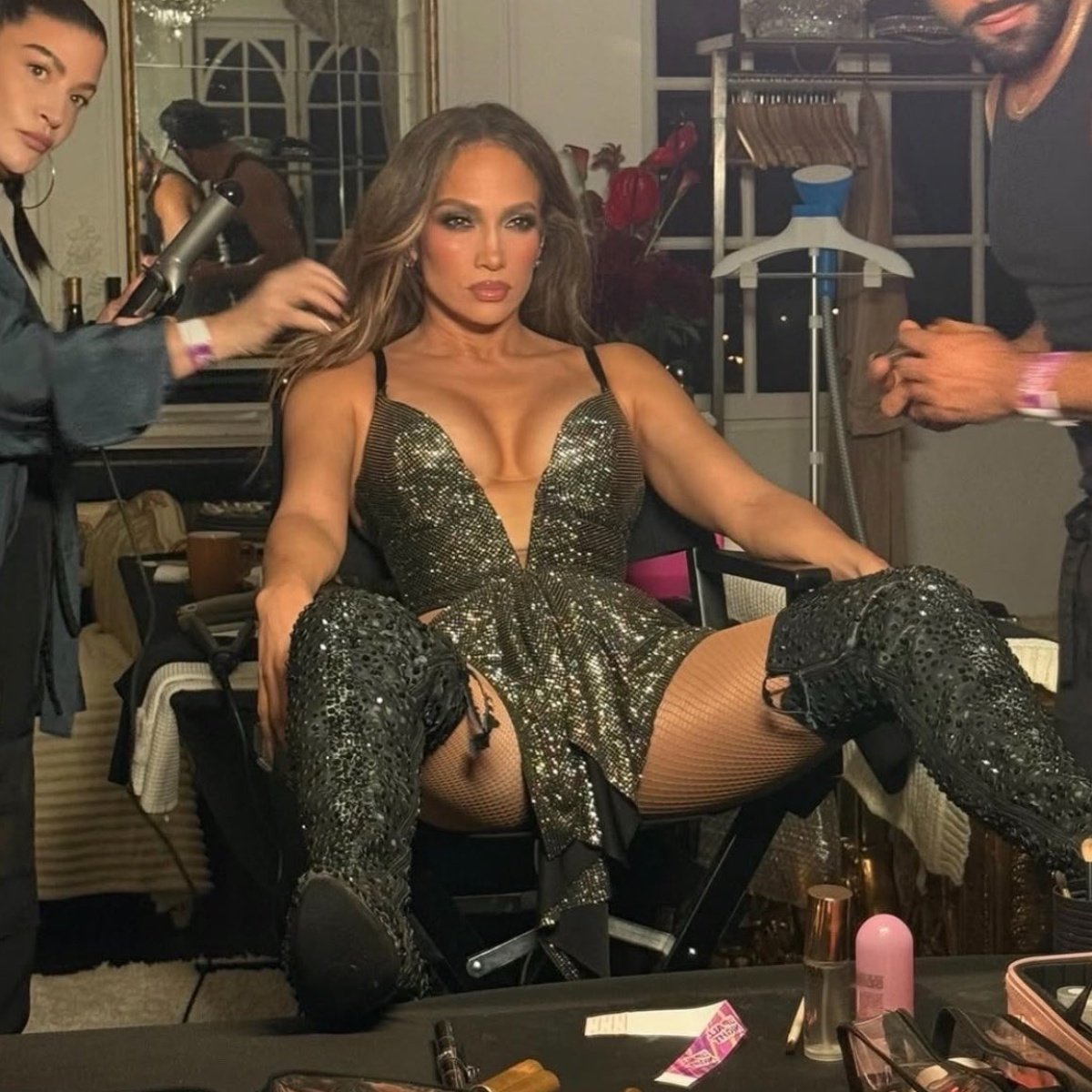 TheJLoCore's tweet photo. Jennifer Lopez Stuns In France 🇨🇵 https://t.co/0Apg34yWIq