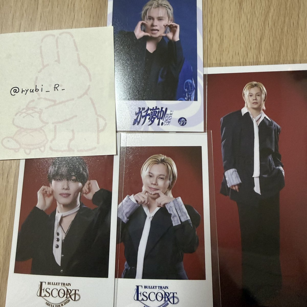 ryubi_R_'s tweet photo. @sarapi_trhk 検索より失礼いたします。
こちらの画像の4枚とミニフォト集合との交換は可能でしょうか？
郵送での交換希望です。
難しいと思いますが、ご検討の程よろしくお願いいたします。 https://t.co/jfcsujjjjy