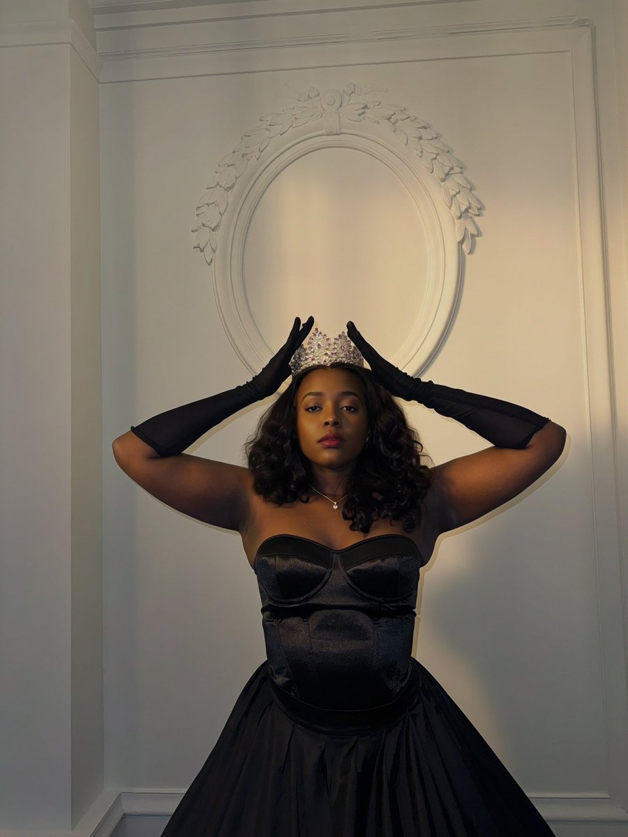 malisaa_g's tweet photo. United state of Gemini: it’s the queen day 👑 🖤Happy 27th birthday the finest 🍷 https://t.co/g4B3a0PCCc