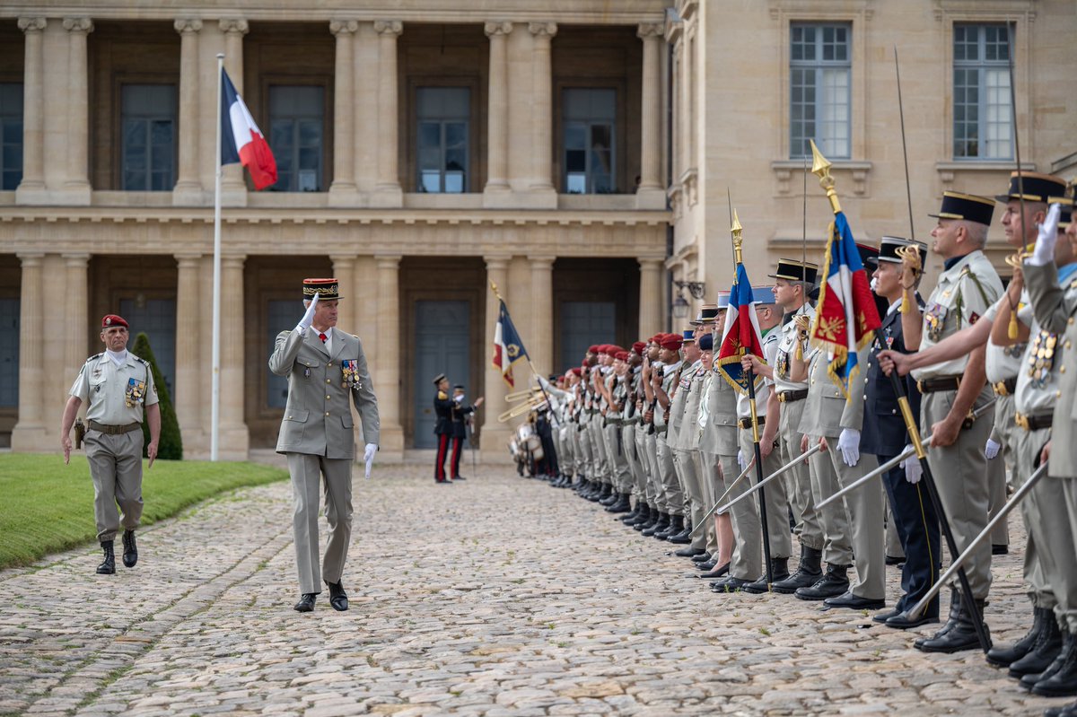 CEMAT_FR's tweet photo. Cérémonie de fin de scolarité de l'enseignement militaire supérieur de l'armée de Terre.
 
Depuis 150 ans, l'armée de Terre inculque à ses officiers trois qualités fondamentales : la volonté, l'intelligence et l'efficacité.
 
Investir dans la formation de nos officiers, c'est investir dans les succès de demain.