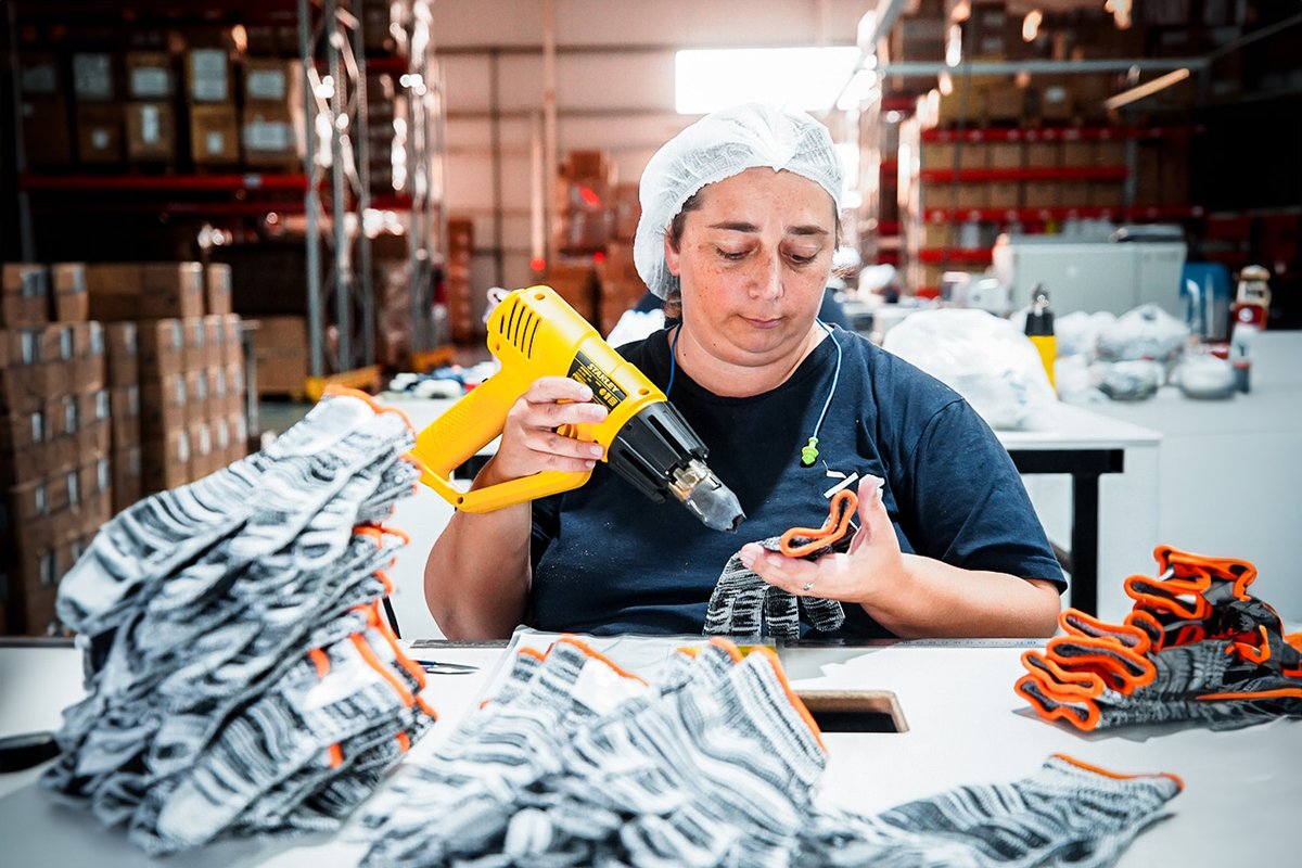 gobdecordoba's tweet photo. Ponemos en marcha Empleo +26 💼: 10.000 oportunidades laborales y de capacitación.

🤝 El gobernador @MartinLlaryora lanzó la nueva edición del programa destinado a personas mayores de 26 años, con prioridad para mayores de 45 años y residentes de los departamentos alcanzados por el #PlanDeIgualdadTerritorial. 🙌 La iniciativa promueve el trabajo formal, la formación y el desarrollo productivo en toda la geografía provincial.

🗣️ “Este programa capacita a las personas dentro de la empresa para que recuperen el empleo y la esperanza, construyendo con su esfuerzo la Córdoba del progreso”, dijo el gobernador.

#HacerParaCrecer