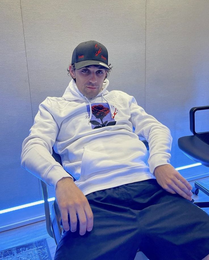 RAGAZZIMADRE's tweet photo. is that seat taken sir https://t.co/DC4pW2cAsw