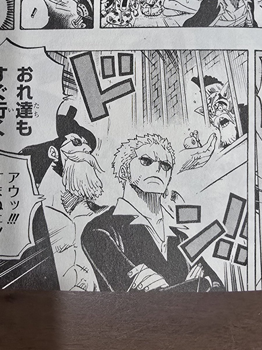 DBzRX's tweet photo. いまワンピースをドレスローザまで読み進めていて、尾田先生ゾロの付け髭描き忘れてるじゃーん、と思ったが
たぶん頬の線的に｢への字口のドフラミンゴ｣と混ざったな https://t.co/JNesodsKyx