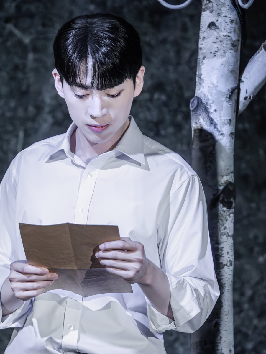 KIMTIMECODE's tweet photo. 260609 연극 헤르츠클란 장면시연 스핀오프 '보름달' 데미안 #한상훈 배우님 🌕

부치지 못한 편지 https://t.co/S3R8QOc1Nk