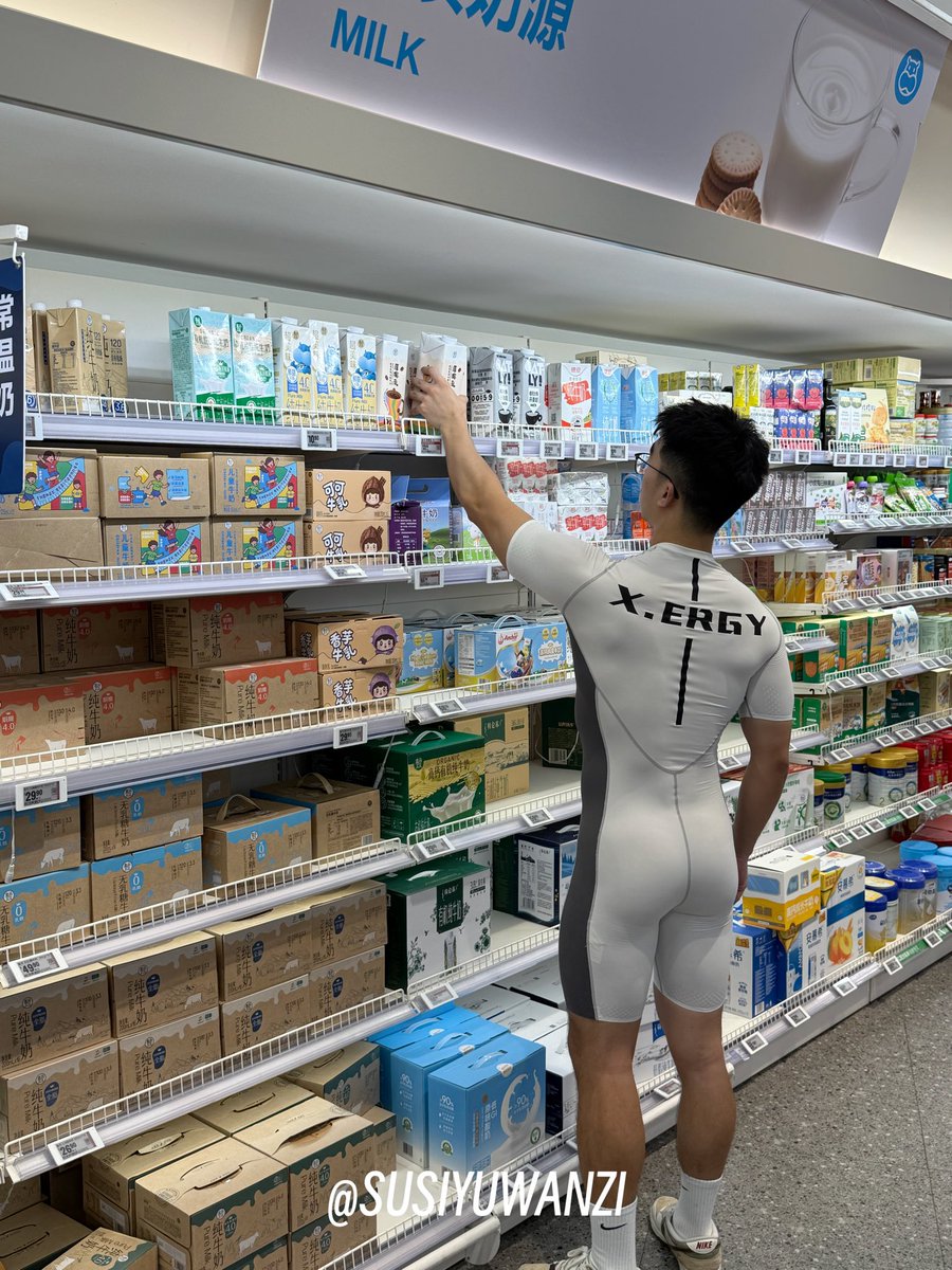 susuyuwanzi's tweet photo. 抓到一只肌肉玩具在逛超市。 https://t.co/vcgqvBe15H