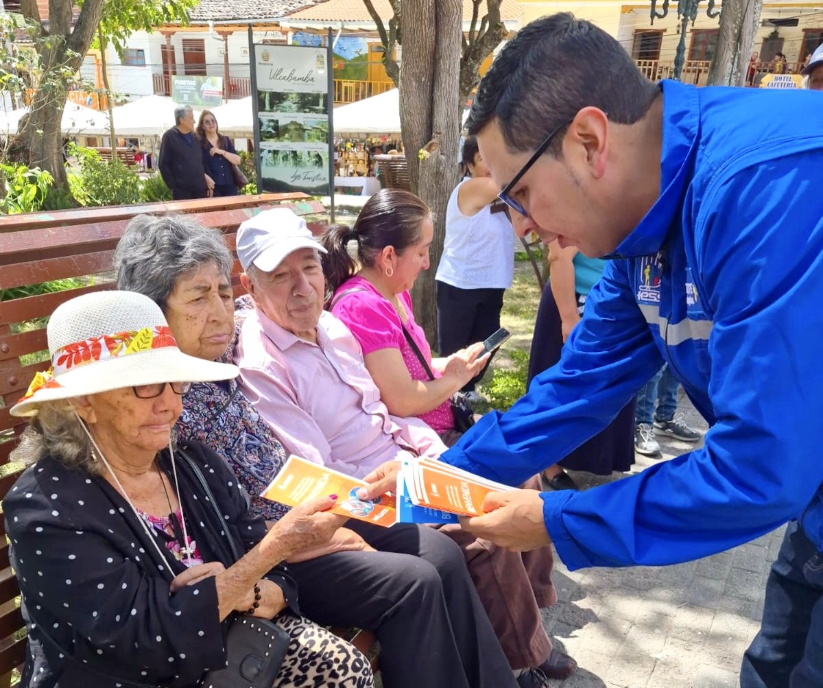 IESS_Loja's tweet photo. #IESSresuelve | Servidores de la Coordinación de Afiliación y Control Técnico de @IESS_Loja socializaron las modalidades de afiliación en la parroquia Vilcabamba. 📋

Brindaron información sobre los servicios y beneficios que ofrece la seguridad social. https://t.co/4EQxh7VCFn