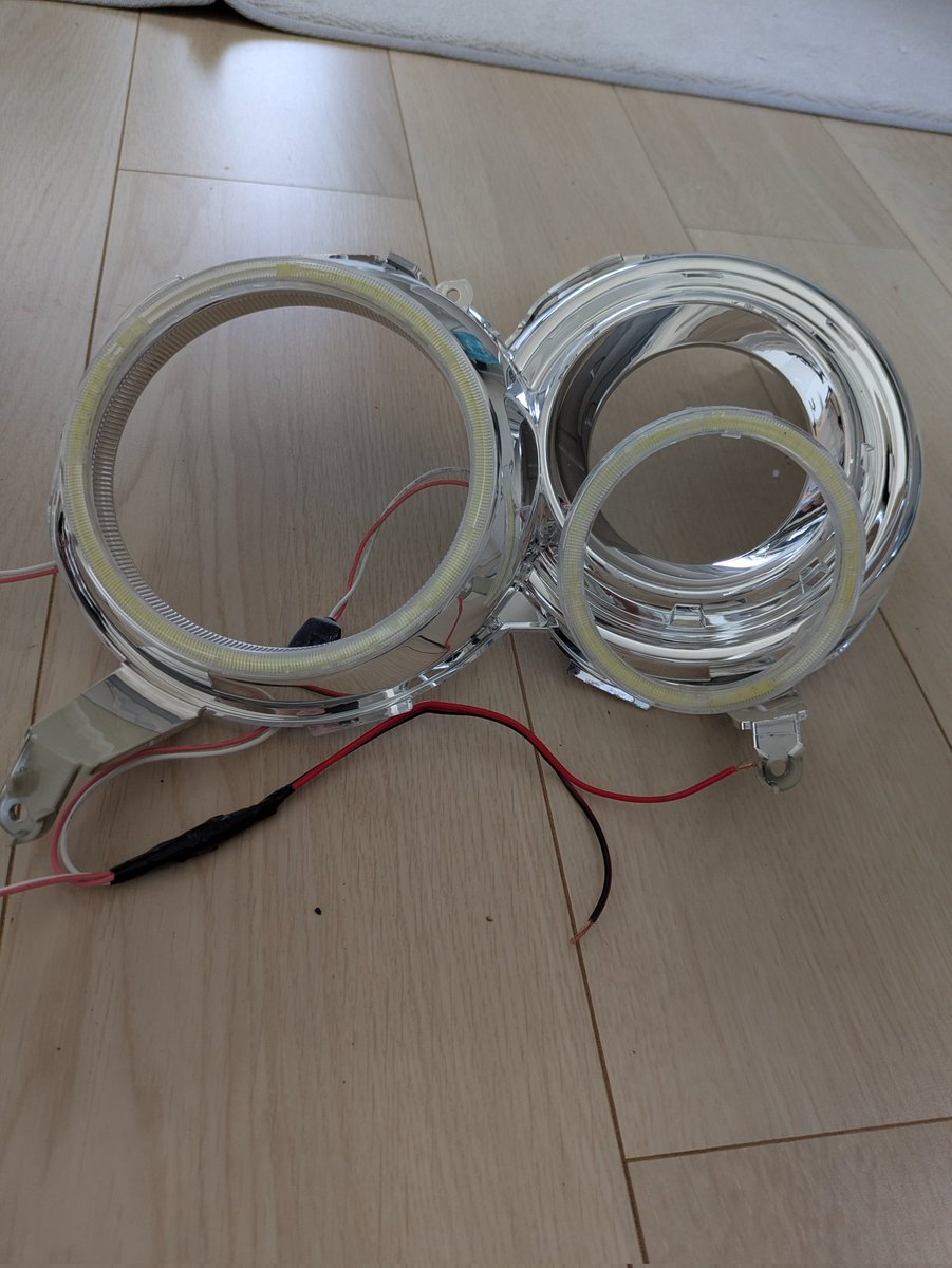 Toshi33r's tweet photo. アップで買ったジャンクのヘッドライトを殻割り
ゲタ車だから安く仕上げないとね
#L175S https://t.co/CTFpzvx3jB