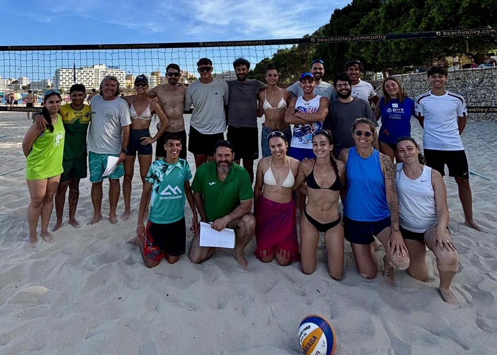 fedvbib's tweet photo. 🆕 Nous entrenadors sobre les platges de les Illes Balears!

💪🏽 19 alumnes han superat amb èxit el curs N1 d'entrenador de vòlei platja i ja estan preparats per exercir aquest estiu

💜 Enhorabona a tots i totes!

#VoleibolDeCaNostra https://t.co/4VCWzEIv7Y