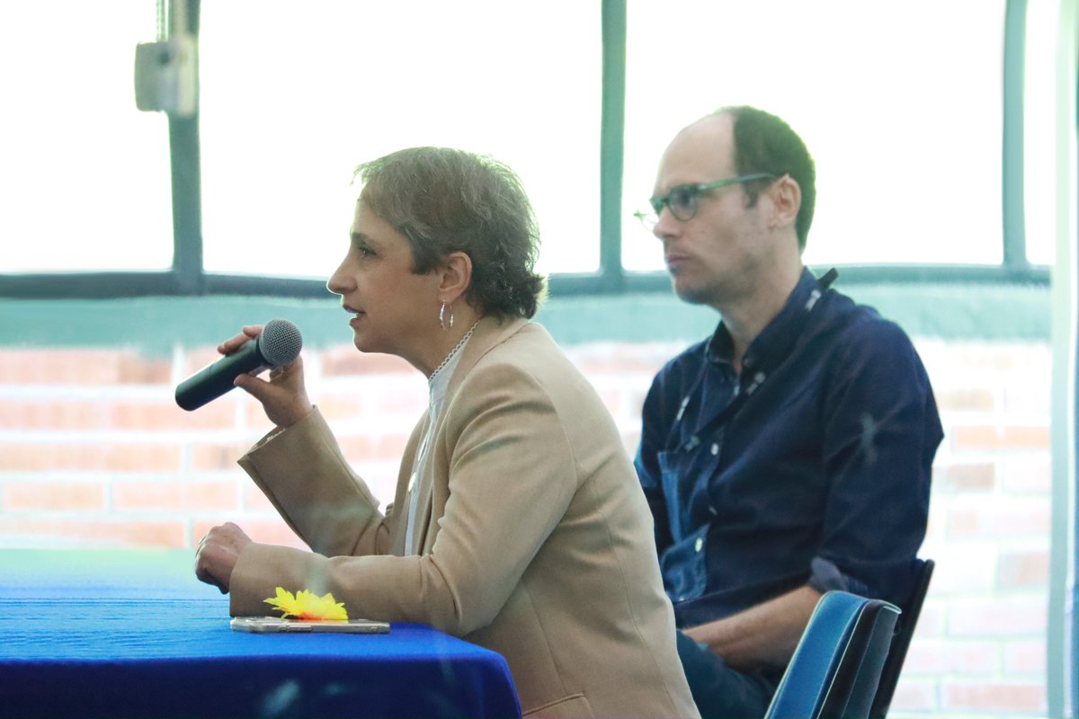 LiceoFrancoMx's tweet photo. Conferencia de #ARISTEGUI en el LFM 🎙️
Agradecemos la visita de la periodista Carmen ARISTEGUI, quien tuvo un diálogo con alumnos de Lycée sobre su profesión, la ética informativa en la era digital, el papel de las juventudes en la democracia, las anécdotas que marcaron su carrera y los retos actuales de la libertad de expresión. 🗞️
🎥 Fragmentos de la conferencia: 👉 https://t.co/U5hhgCWMp2
#CarmenAristegui #Periodismo #LibertadDeExpresión #Inspiración #Journalisme #Journaliste #LiceoFrancoMexicano #LFM #LycéeFrancoMexicain #LiceoFranco @AristeguiOnline