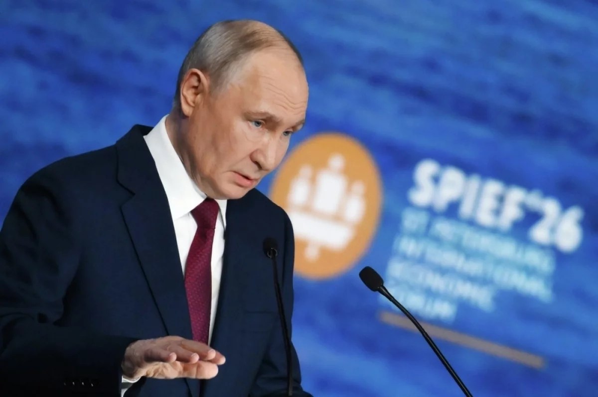 AnnaDeMilanese's tweet photo. "Arbeitet weiter, Brüder!"
Putins Botschaft an russische Soldaten. „Arbeitet weiter, Brüder."

Putin antwortet auf Selenskyjs offenen Brief: „Ich sehe keinen Sinn in einem Treffen. Der einzige Sinn wäre für die ukrainische Seite – den Vormarsch unserer Streitkräfte zu stoppen."

Den Brief nennt er „unhöflich" – und sagt er war darauf ausgelegt kein Treffen zu ermöglichen.

Selenskyj antwortet sofort: „Er will den Krieg einfach nicht beenden. Eine schwache Antwort. Ich denke diese Antwort hat viele in der Welt enttäuscht." 

Die Gleichung ist klar: Ukraine schlägt Treffen vor. London unterstützt es. Europa unterstützt es. Trump unterstützt es. Putin lehnt ab. Wer den Krieg will – ist eindeutig. 🇺🇦🇷🇺🇪🇺