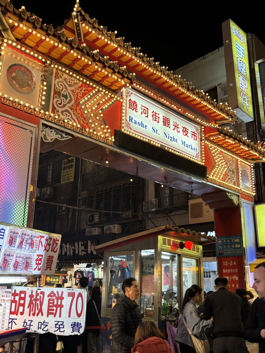 bcidsnga's tweet photo. さあ、夜市の人混みに繰り出そう！左手には胡椒餅、右手には冷たいドリンクを持って、熱気あふれる活気に包まれる。これぞ人生って感じ。 https://t.co/DlJLNHkSZv