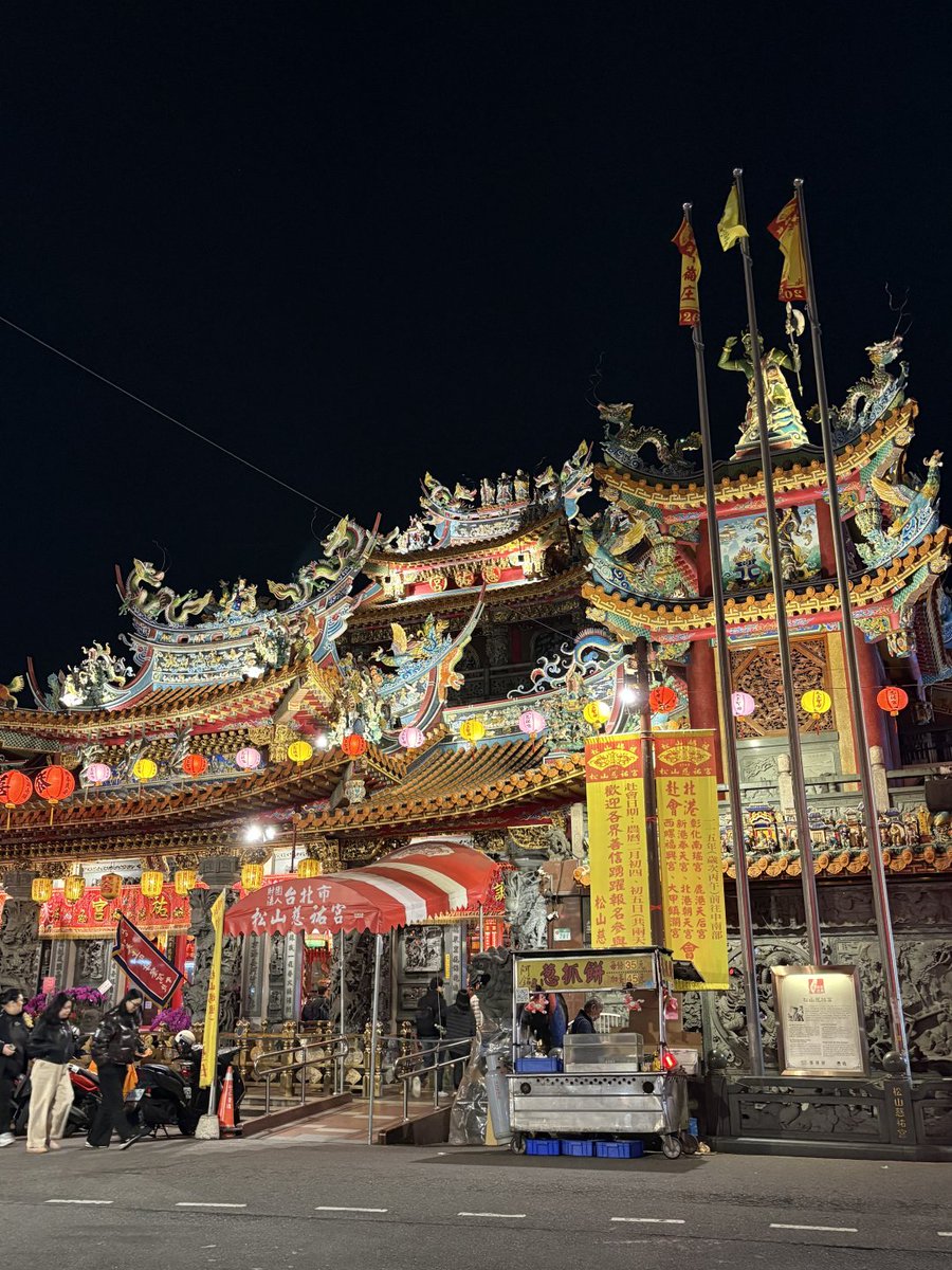 bcidsnga's tweet photo. さあ、夜市の人混みに繰り出そう！左手には胡椒餅、右手には冷たいドリンクを持って、熱気あふれる活気に包まれる。これぞ人生って感じ。 https://t.co/DlJLNHkSZv