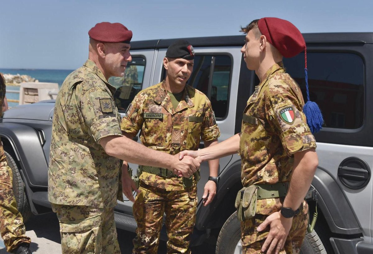 Esercito's tweet photo. Il Capo di SM dell’Esercito, Gen. C.A. Carmine #Masiello, incontra a #Trapani i #bersaglieri impegnati in #StradeSicure: “Servire la nostra amata #Patria, nell’interesse del #Paese e dei nostri #concittadini, costituisce il più alto e autentico #privilegio. Sono orgoglioso di come riuscite a onorarlo ogni giorno con professionalità, dedizione e spirito di servizio.”
#EsercitoItaliano