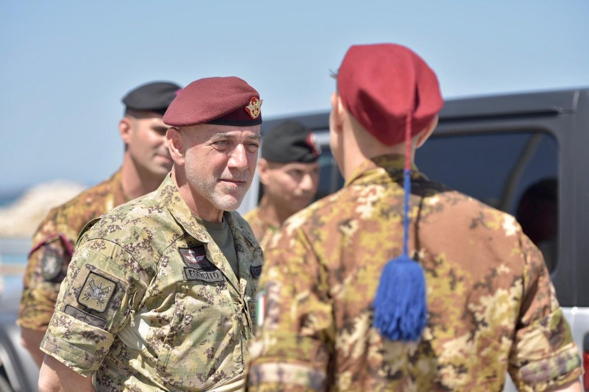 Esercito's tweet photo. Il Capo di SM dell’Esercito, Gen. C.A. Carmine #Masiello, incontra a #Trapani i #bersaglieri impegnati in #StradeSicure: “Servire la nostra amata #Patria, nell’interesse del #Paese e dei nostri #concittadini, costituisce il più alto e autentico #privilegio. Sono orgoglioso di come riuscite a onorarlo ogni giorno con professionalità, dedizione e spirito di servizio.”
#EsercitoItaliano