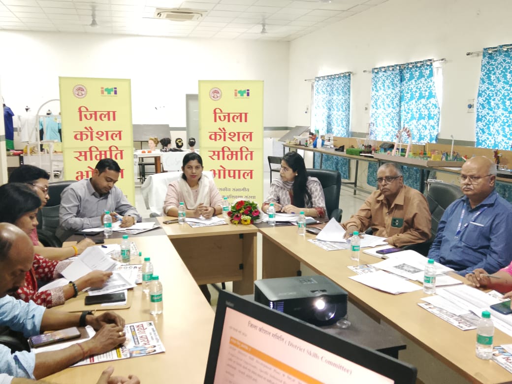probhopal's tweet photo. कौशल विकास से जुड़ी विभिन्न योजनाओं और कार्यक्रमों के निर्धारित लक्ष्यों की प्रभावी प्राप्ति के लिए समाज के प्रत्येक वर्ग तक उनका व्यापक प्रचार-प्रसार सुनिश्चित किया जाना आवश्यक है - @BhopalCeo श्रीमती इला तिवारी 
#SkillMP #TechTraining #TechWorld #Bhopal #ITI https://t.co/0RR9Y5drqW