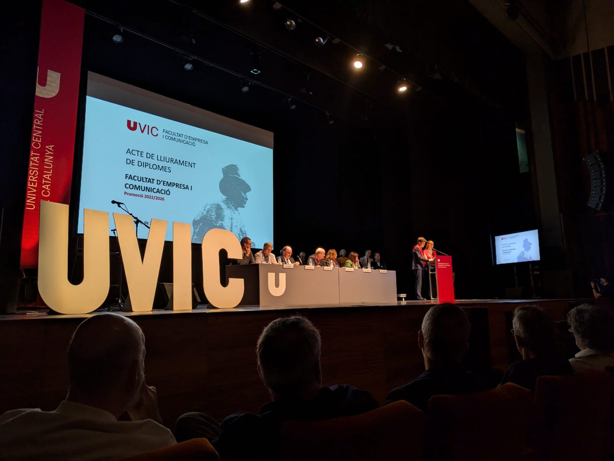 periodistes_cat's tweet photo. #CPCatcentral Com cada any, aquesta tarda hem acompanyat els estudiants de Periodisme de la @UVic_FEC en la lectura conjunta del Codi Deontològic en què el planter de joves periodistes s'ha compromès amb els valors ètics de la professió https://t.co/f2bXp45YPu