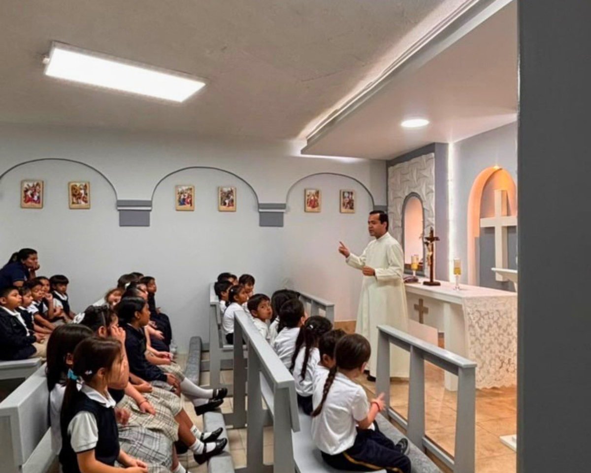 delfos_ec's tweet photo. Nuestros estudiantes participan en espacios de reflexión, diálogo y fortalecimiento de valores que promueven el crecimiento personal, la convivencia armónica y el desarrollo de una sólida formación humana y espiritual. https://t.co/nkUkb0s3oa