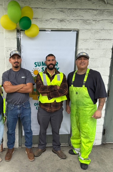WM_SoCal's tweet photo. San Gabriel Hauling has kicked off the Summer Safety Chat! ☀️🚛 Proudly celebrated 100 Days of Safety with a delicious food truck, fun giveaways, and recognition for employees who demonstrated outstanding safety performance. 👏
#WMSoCal #WMDrivers #WMTrucks #SafetyFirst https://t.co/9RYkkth9FI
