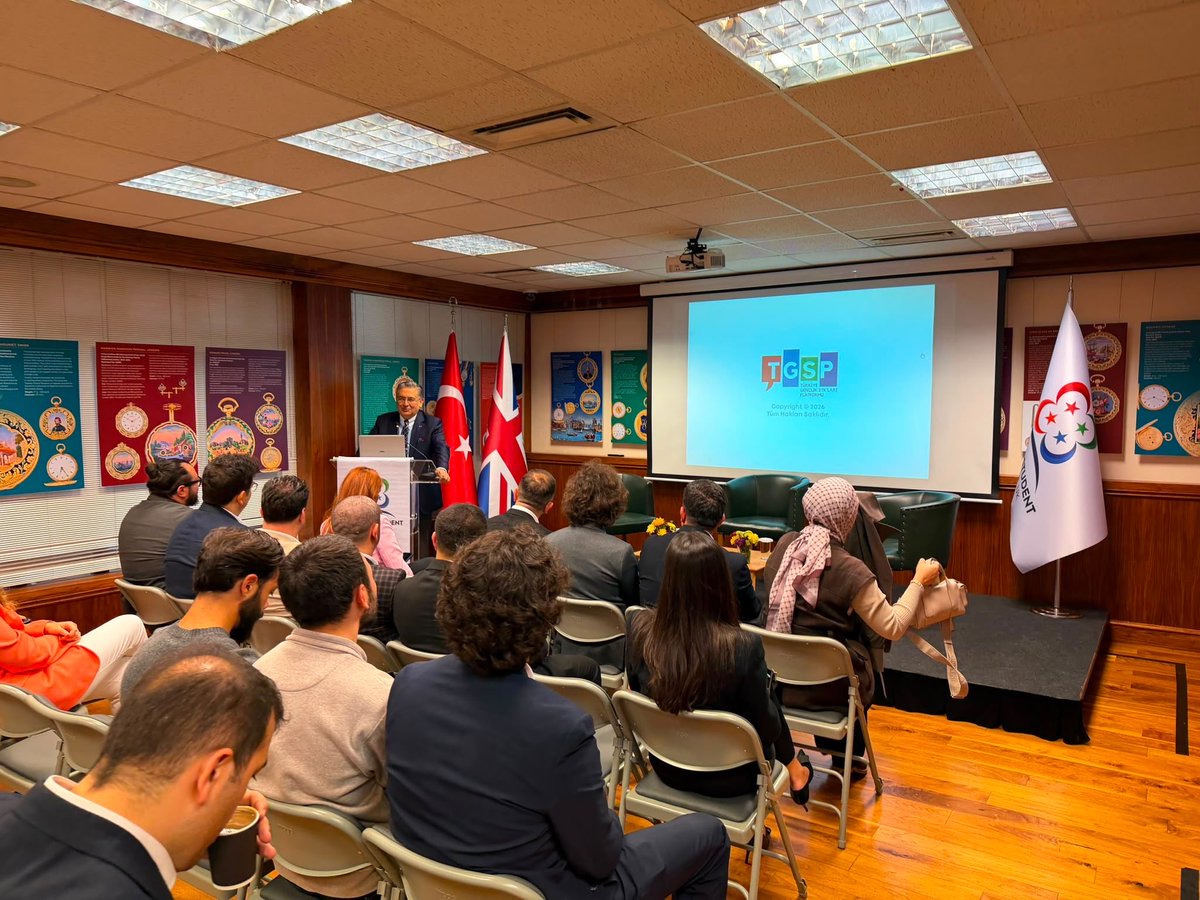tgsptr's tweet photo. TGSP Stage London programını başarıyla tamamladık.

Londra Yunus Emre Enstitüsü’nde, T.C. Londra Başkonsolosu Prof. Dr. Hasan Ulusoy’un katılımlarıyla gerçekleştirdiğimiz programda; gençlik liderliği, küresel etki ve uluslararası sivil toplum çalışmaları üzerine ufuk açıcı değerlendirmelerde bulunduk.

Programın moderatörl��ğünü Doç. Dr. Şuay Nilhan Açıkalın üstlenirken, oturumda konuşmacı olarak yer alan TGSP Yönetim Kurulu Üyesi Ahmet Özdinç ve TUSU Başkanı Onur Kovacı; gençlerin uluslararası alandaki rolü, sivil toplumun küresel etkisi ve liderlik perspektifleri üzerine değerli görüşlerini katılımcılarla paylaştı.

Farklı tecrübe ve perspektiflerin bir araya geldiği bu anlamlı buluşmada, gençlerin küresel ölçekte daha etkin rol alabilmesi için iş birliği, vizyon ve liderlik başlıklarını ele aldık.

Programımıza değerli katkılarıyla güç katan konuşmacılarımıza, moderatörümüze, katılımlarıyla bizleri yalnız bırakmayan misafirlerimize ve iş birliği paydaşlarımıza teşekkür ediyoruz.