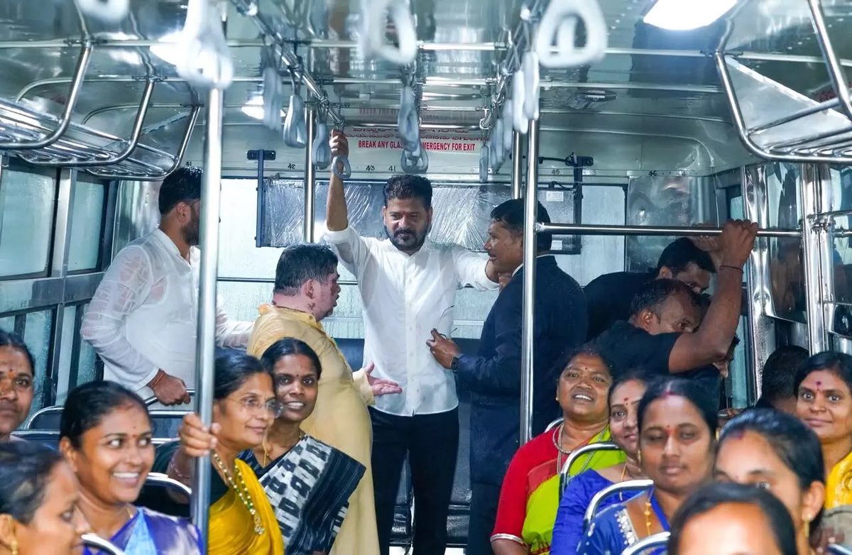 Tarunkethireddy's tweet photo. వర్షం కారణంగా ఆర్టీసీ బస్సులో ప్రయాణించిన సీఎం రేవంత్ రెడ్డి https://t.co/nNQil0lqqE