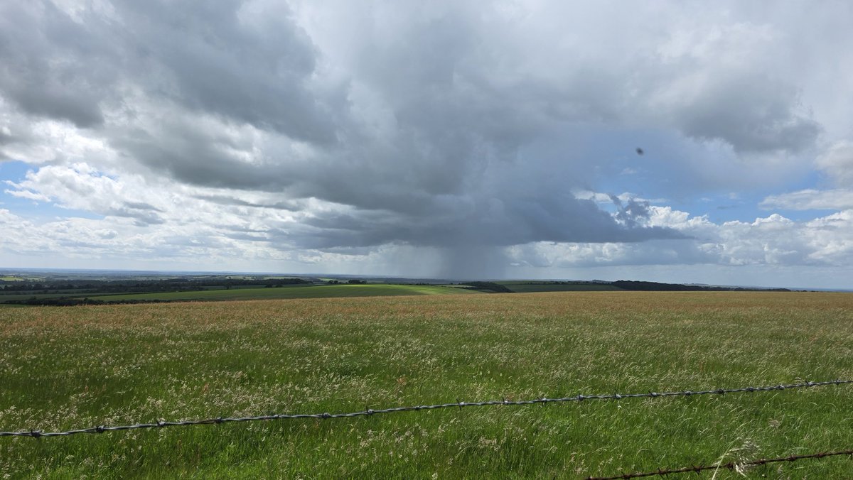 Kernow27's tweet photo. They said localised rain and sunshine today. Just about managed to miss them. #SouthDowns #MonarchsWay https://t.co/5Jzu1YJuKQ