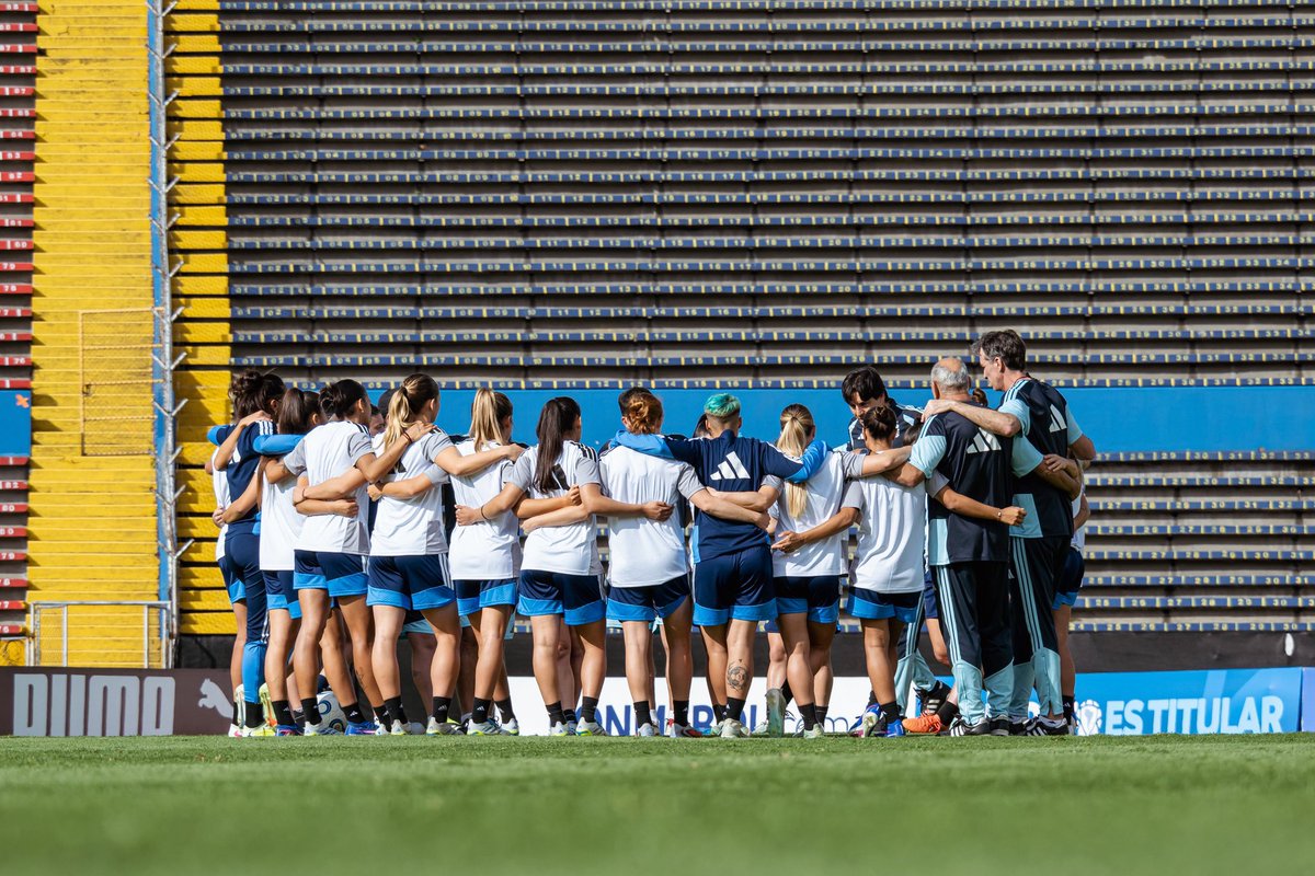 Angelalerena's tweet photo. Argentina femenina puede ser hoy campeón de la Liga de Naciones. Necesita derrotar a Ecuador, desde las 20, en Quito, y que Colombia no le gane a Paraguay. El objetivo principal ya está cumplido: estamos clasificadas al Mundial 2027. Pero quién nos quita la ilusión 🏆🇦🇷🩵 https://t.co/0rM1OPOafW