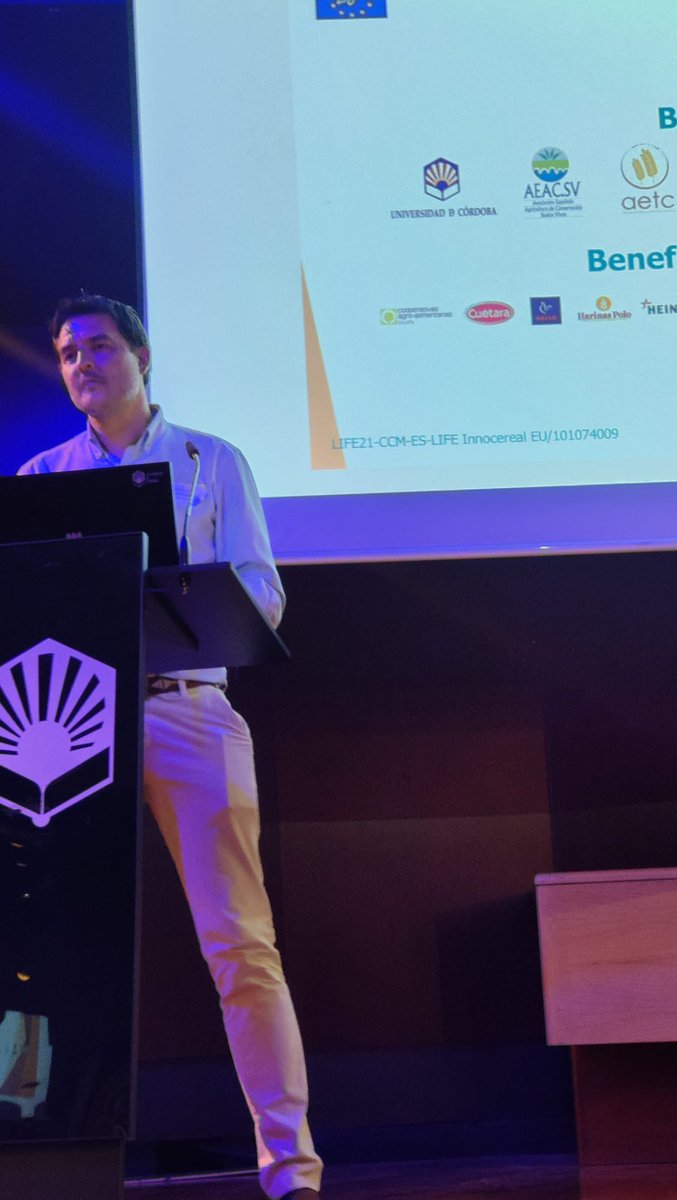 CatedraSipcam's tweet photo. 🗣️Francisco Márquez, coordinador de la @CatedraSipcam -UCO, presentó en #RegeneraIberia el trabajo de innovación y transferencia que se desarrolla para validar soluciones de #bioestimulación orientadas a mejorar la salud del suelo y la resiliencia de los cultivos. https://t.co/QzQnn1ZsJD