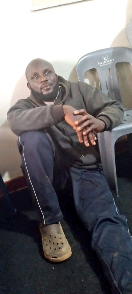 davimasinde's tweet photo. 𝐅𝐫𝐨𝐦 𝐚 𝐲𝐞𝐥𝐥𝐨𝐰 𝐬𝐡𝐢𝐫𝐭 𝐚𝐧𝐝 𝐚 𝐥𝐨𝐠 𝐭𝐨 𝐚 𝐜𝐚𝐬𝐮𝐚𝐥 𝐬𝐦𝐢𝐥𝐞 𝐢𝐧 𝐭𝐡𝐢𝐬 𝐩𝐢𝐜𝐭𝐮𝐫𝐞. 𝐓𝐡𝐞 𝐜𝐡𝐢𝐥𝐥𝐢𝐧𝐠 𝐫𝐞𝐚𝐥𝐢𝐭𝐲 𝐨𝐟 𝐭𝐡𝐞 𝐌𝐮𝐠𝐰𝐢𝐢𝐬𝐚 𝐎𝐛𝐞𝐝 𝐚𝐫𝐫𝐞𝐬𝐭. 𝐈𝐭 𝐭𝐚𝐤𝐞𝐬 𝐚 𝐜𝐫𝐨𝐰𝐝 𝐭𝐨 𝐜𝐨𝐦𝐦𝐢𝐭 𝐚 𝐦𝐨𝐛 𝐤𝐢𝐥𝐥𝐢𝐧𝐠, 𝐛𝐮𝐭 𝐚𝐜𝐜𝐨𝐮𝐧𝐭𝐚𝐛𝐢𝐥𝐢𝐭𝐲 𝐚𝐥𝐰𝐚𝐲𝐬 𝐜𝐨𝐦𝐞𝐬 𝐛𝐚𝐜𝐤 𝐝𝐨𝐰𝐧 𝐭𝐨 𝐭𝐡𝐞 𝐢𝐧𝐝𝐢𝐯𝐢𝐝𝐮𝐚𝐥.

1/4 He carried a huge log in the video but wore a smile during his arrest. What the Sydney Gongodyo case tells us about the illusion of the crowd. ​With 10 suspects now in custody, including Mugwiisa Obed. The legal machinery is moving. But the psychological reality is chilling.

​2/4 When people join a mob, a phenomenon called deindividuation occurs. The crowd acts as a shield. The individual convinces themselves that "everyone is doing it, so no one is responsible." They lose their personal moral compass to the collective 60 seconds of total madness.

​3/4 The annoying smile on a suspect's face isn't just a lack of remorse. It is the psychological lag of someone who still hasn’t realized the whole crowd that was at the scene is gone, the shield is broken, and that he is now standing entirely alone before the law.

​4/4 The impulse to meet brutality with immediate retributive violence is understandable in our grief. But true justice means letting the law dismantle the mob piece by piece. Let the courts deliver the definitive accountability that a lawless crowd never could. #JusticeForSydney