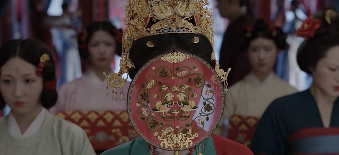 untamedyouths's tweet photo. i love bridal hand fans https://t.co/rG24OMt29j