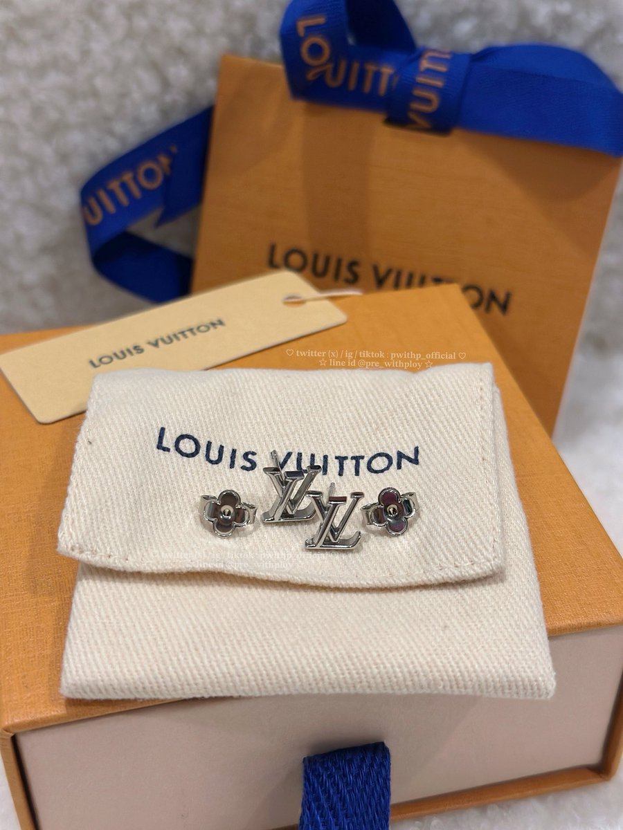 pwithp_official's tweet photo. 𝐇𝐎𝐓 𝐇𝐈𝐓 𝐈𝐍𝐒𝐓𝐎𝐂𝐊 ✨🤍 Louis Vuitton
〻iconic xs earrings - silver hardware

ต่างหู signature ขนาดใหม่ล่าสุดจากบ้าน LV 
อะไหล่เงินตอนนี้ในชอปของหมดนะคะ

 #pwpstock 🖇️฿𝟏𝟏,𝟗𝟗𝟎 𝐟𝐮𝐥𝐥𝐬𝐞𝐭 𝐛𝐨𝐱 𝐟𝐫𝐨𝐦 𝐬𝐡𝐨𝐩
(𝐒𝐡𝐨𝐩 𝐭𝐡 ฿𝟏𝟐,𝟔𝟎𝟎 ✖️𝐍𝐨 𝐬𝐭𝐨𝐜𝐤✖️)

🧸📞𝕆ℝ𝔻𝔼ℝ & 𝕀ℕℚ𝕌𝕀ℝ𝕐 𝕧𝕚𝕒 𝕃𝕀ℕ𝔼 𝕠𝕣 𝔻𝕄