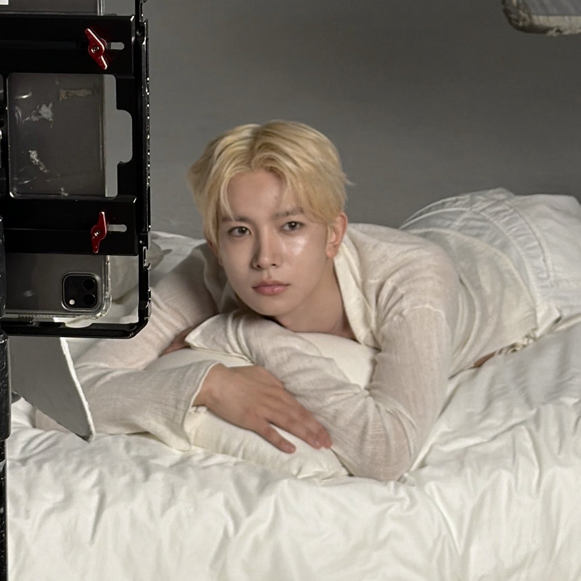 loveforbambihee's tweet photo. все, что я вижу, — это твои крылья. 
не позволь никому их отнять.  

#ENGENEs_Always_For_Enhypen
#Treat_SevEN_With_Respect https://t.co/ufbEd7h7vo
