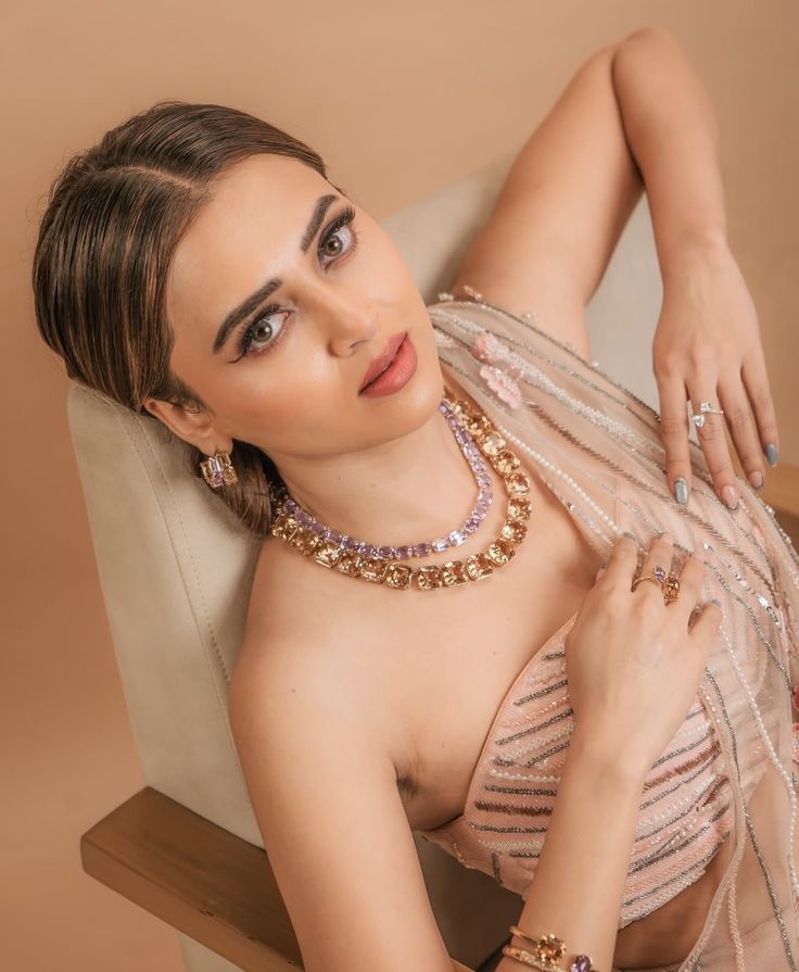 sjub001_jahan's tweet photo. Silence is the best answer to noise, and success is the best answer to critics. Happy Birthday to the girl who handles it all with class! 👑🤍
HBD QUEEN TEJASSWI 
#TejasswiPrakash
#TejRan https://t.co/cBOe5pqfoW