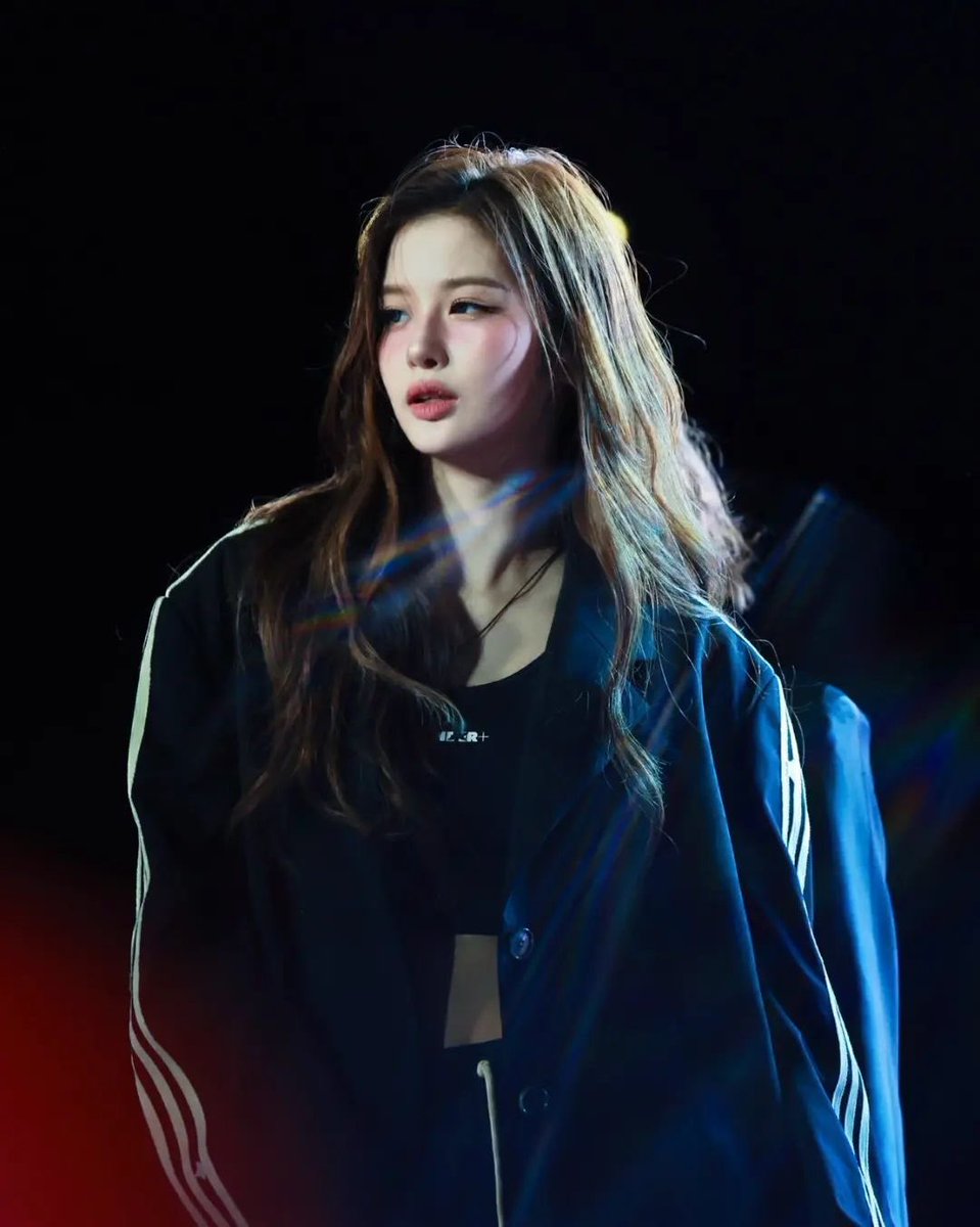 kyujst's tweet photo. shes so attractive this day everyone forgot she almost lost a finger on while performing  😭 https://t.co/vckkK96VXM