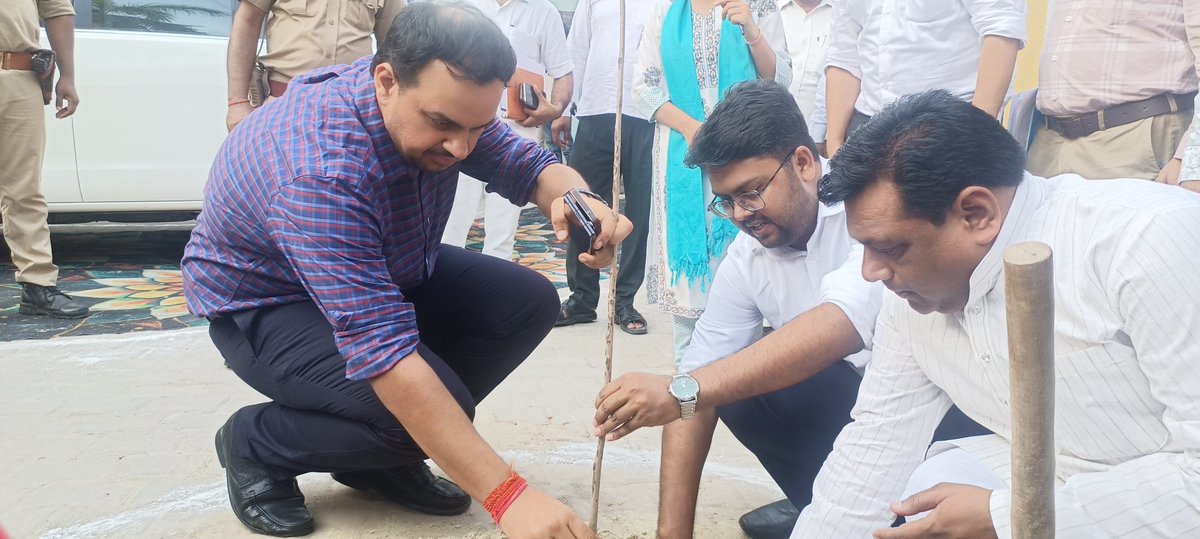AdminGhazipur's tweet photo. केन्द्र सरकार के 12 वर्ष पूर्ण होने पर विकासखंड कासिमाबाद में स्वयं सहायता समूहों के आर्थिक सशक्तिकरण हेतु कार्यशाला आयोजित हुई। महिलाओं को स्वरोजगार व योजनाओं की जानकारी दी गई तथा विकासखंड कासिमाबाद के परिसर में शहीद स्तंभ का उद्घाटन किया गया। @CMOfficeUP @UPGovt https://t.co/fu34hSotdm