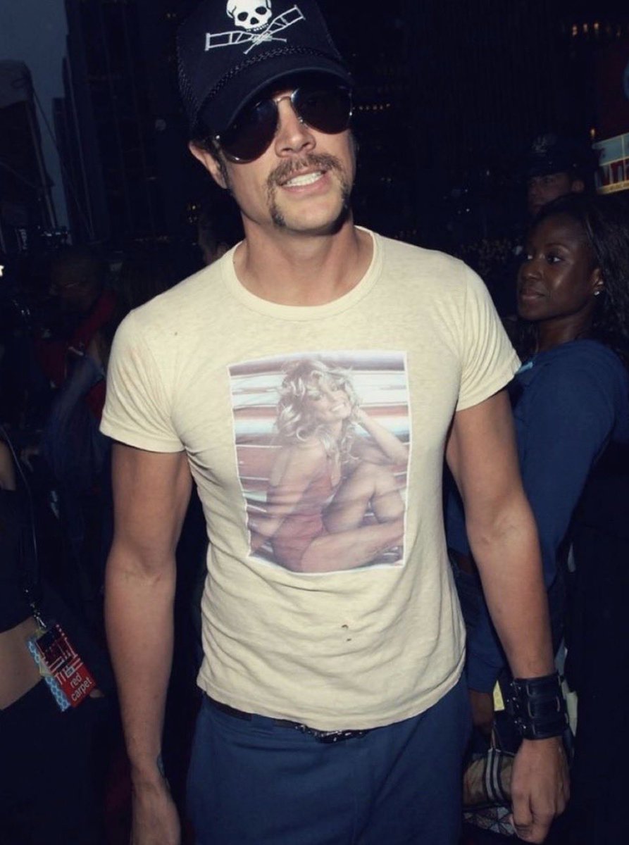 yaypoopie's tweet photo. Damn he looked good that night. WHEW. https://t.co/wLEaFvzW1e