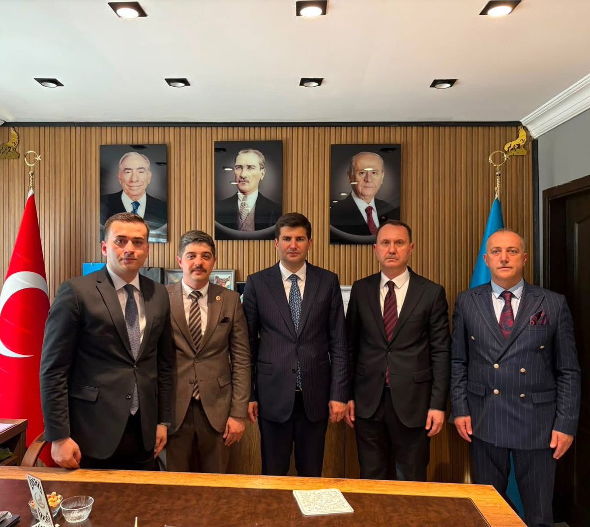 karabuktso's tweet photo. Ülkü Ocakları Eğitim ve Kültür Vakfı açılış ve sertifika töreni, Karabük Belediyesi Sanat Evi'nde, Ülkü Ocakları Eğitim ve Kültür Vakfı Genel Başkanı Sayın Ahmet Yiğit Yıldırım'ın katılımıyla gerçekleştirildi. Programa Karabük Ticaret ve Sanayi Odası(KTSO) Yönetim Kurulu Başkanı @fthcprz , Milliyetçi Hareket Partisi(MHP) İl Başkanı Cenk Gedikoğlu, Ülkü Ocakları Eğitim ve Kültür Vakfı İl Başkanı İbrahim Can Kasapoğlu, MHP il ve ilçe teşkilatları ile çok sayıda vatandaş katıldı. 

Program, protokol konuşmaları ve Kur'an-ı Kerim tilaveti ile başladı. Konuşmalarda, gençlerin milli ve manevi değerler doğrultusunda yetişmesinin yanı sıra eğitim faaliyetlerinin toplumsal gelişimdeki önemine vurgu yapıldı. 

Törende, Karabük İl Millî Eğitim Müdürlüğü iş birliğinde düzenlenen "Yangınlarla Etkin Mücadele" ve "Öfke Kontrolü" eğitimlerini başarıyla tamamlayan teşkilat mensuplarına sertifikaları takdim edildi. Bireysel farkındalığın artırılması, kriz anlarında doğru müdahale becerilerinin geliştirilmesi ve toplumsal sorumluluk bilincinin güçlendirilmesine katkı sunan eğitim programı, organizasyonun öne çıkan başlıkları arasında yer aldı. 

Sertifika takdiminin ardından gerçekleştirilen konser dinletisiyle devam eden program, Ülkü Ocakları Karabük İl Hizmet Binası'nın açılışının yapılmasıyla sona erdi.

@Ulku_Ocaklari 
@ayyildirim1 

#ulkuocaklarıegitimvekulturvakfı
#karabüktso