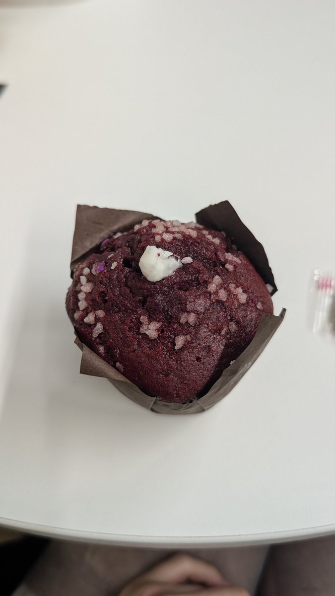 alora182's tweet photo. Le dijeron a mi jefe que estoy de cumple y fue corriendo a comprarme esto. Más riquiño... https://t.co/CS2yaQj4Vp