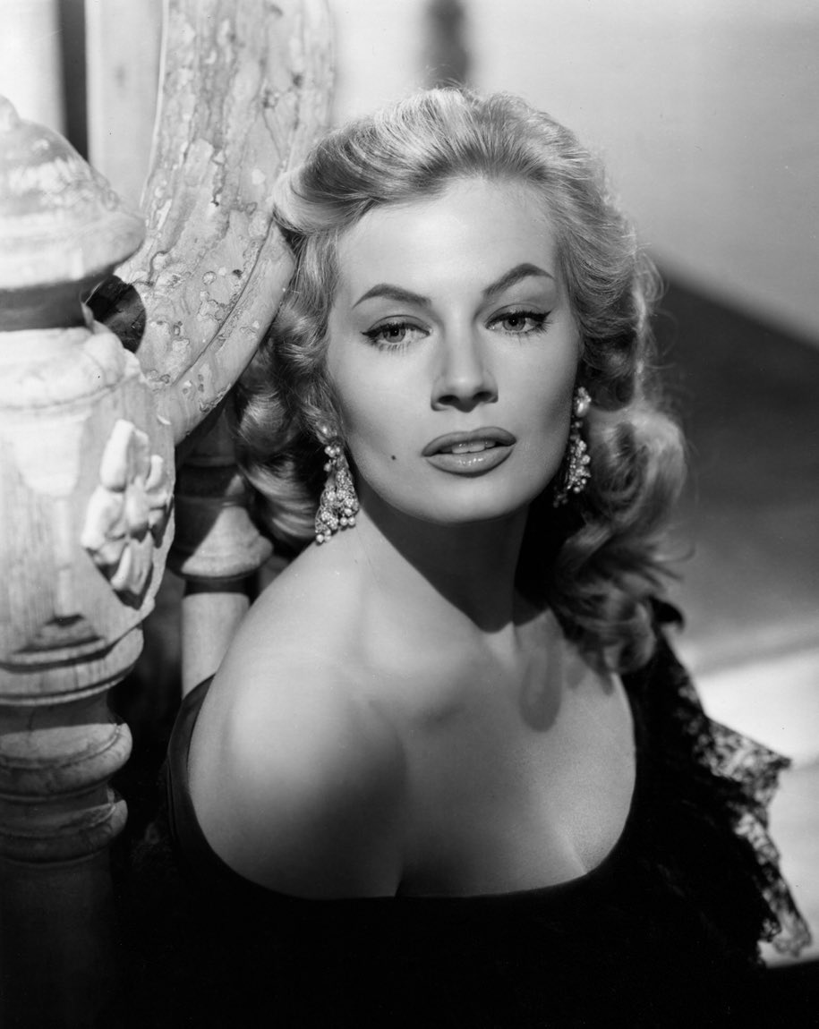 _4L3X1's tweet photo. Her Anita Ekberg realness … oh they can’t take her https://t.co/jp9B5RQz4i