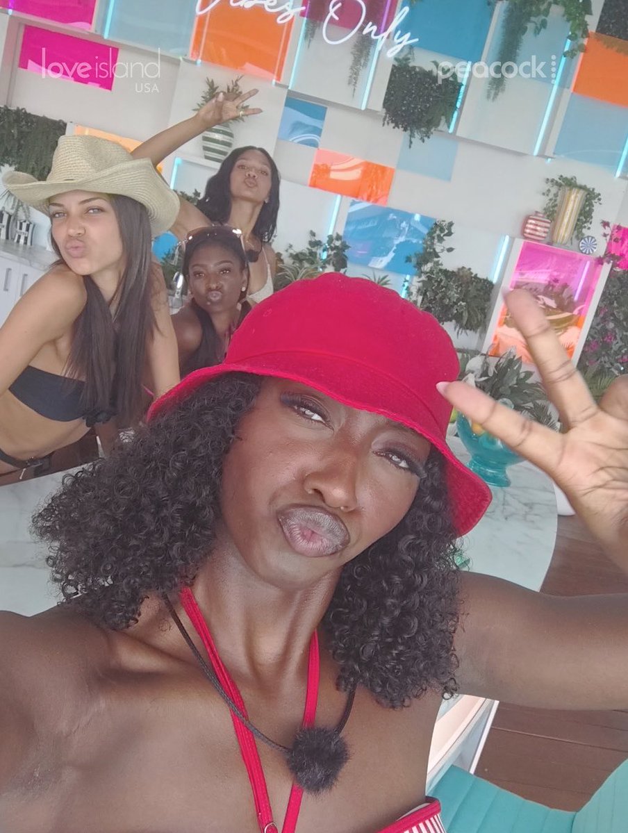 brookelivs's tweet photo. FINALLY GOT A PICTURE OF MY TOP 4 GIRLS https://t.co/pHqwwbmNgK
