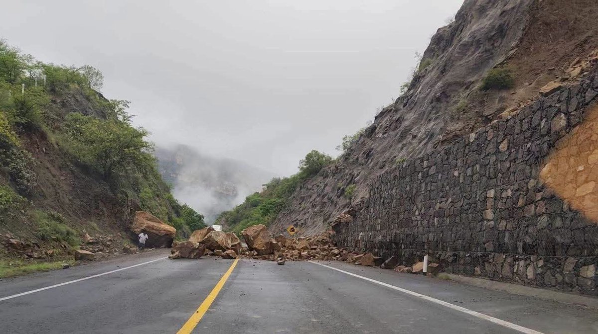 OmarJuarezFM's tweet photo. Un deslizamiento de tierra provocó el cierre de circulación vehicular, en ambos sentidos de la vialidad, sobre la súper carretera Cuacnopalan - Oaxaca a la altura del kilómetro 90. https://t.co/sLuAZGKl9T