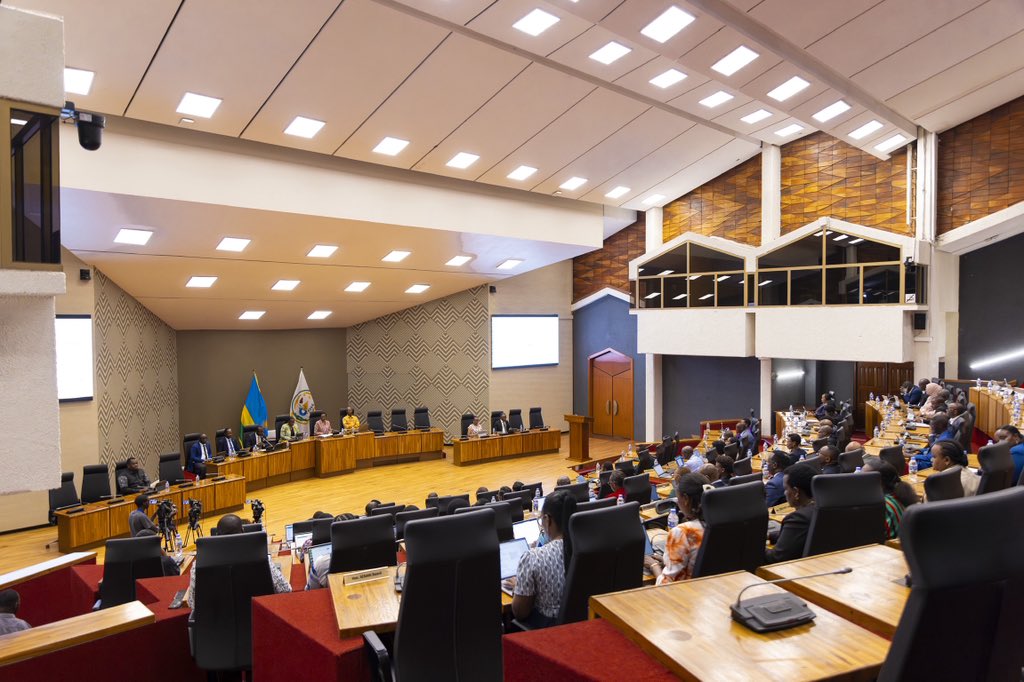 RwandaParliamnt's tweet photo. Inteko Rusange y’Umutwe w’Abadepite yagejejweho na Minisitiri wa @RwandaTrade, Sebahizi Prudence, Politiki y’Inganda (2024–2034) igamije kwihutisha iterambere ry’ubukungu bushingiye ku nganda zifite ubushobozi bwo guhatana ku isoko mpuzamahanga. 
Mu bitekerezo Abadepite batanze byafasha kunoza ishyirwa mu bikorwa ryayo harimo:
➡️Gukurikirana ibibazo by’inganda zimwe zikora munsi y’ubushobozi bwazo;
➡️Gukemura ikibazo cy’igiciro cy’amazi n’amashanyarazi kikiri hejuru no kuba adahagije;
➡️Kwibanda ku nganda zishobora kubona ibikoresho by’ibanze mu Rwanda; 
➡️ Gukurikirana uburenganzira n’imibereho myiza y’abakozi mu nganda kugira ngo abafite umenyi bukwiye bazigane