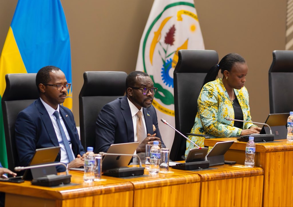 RwandaParliamnt's tweet photo. Inteko Rusange y’Umutwe w’Abadepite yagejejweho na Minisitiri wa @RwandaTrade, Sebahizi Prudence, Politiki y’Inganda (2024–2034) igamije kwihutisha iterambere ry’ubukungu bushingiye ku nganda zifite ubushobozi bwo guhatana ku isoko mpuzamahanga. 
Mu bitekerezo Abadepite batanze byafasha kunoza ishyirwa mu bikorwa ryayo harimo:
➡️Gukurikirana ibibazo by’inganda zimwe zikora munsi y’ubushobozi bwazo;
➡️Gukemura ikibazo cy’igiciro cy’amazi n’amashanyarazi kikiri hejuru no kuba adahagije;
➡️Kwibanda ku nganda zishobora kubona ibikoresho by’ibanze mu Rwanda; 
➡️ Gukurikirana uburenganzira n’imibereho myiza y’abakozi mu nganda kugira ngo abafite umenyi bukwiye bazigane
