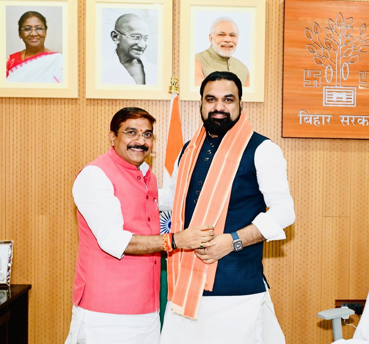 SantoshRanjan_'s tweet photo. @BJP4Bihar के प्रदेश उपाध्यक्ष के नवीन दायित्व ग्रहण करने के उपरांत आज बिहार के विकास पुरुष,मा० मुख्यमंत्री आ० श्री @samrat4bjp जी से शिष्टाचार भेंट हुई एवं उनका स्नेहिल सानिध्य प्राप्त हुआ।

क्षेत्रीय प्रभारी(मुंगेर,जमुई,लखिसराय)के तौर पर माननीय मुख्यमंत्री जी के गृह ज़िले की भी संगठनात्मक जिम्मेदारी मिलना मेरे लिए न केवल अत्यंत हर्ष का विषय है बल्कि एक बड़ा सांगठनिक सौभाग्य भी है।

आप सभी शीर्ष नेतृत्व के मार्गदर्शन में जन-सेवा और संगठन के इस नए अध्याय को कर्तव्यनिष्ठा की पराकाष्ठा तक ले जाने के लिए मैं पूर्णतः संकल्पित हूँ।
#जय_महादेव🙏 
@narendramodi @AmitShah @NitinNabin @dpradhanbjp @girirajsinghbjp @TawdeVinod @bhikhubhaidbjp