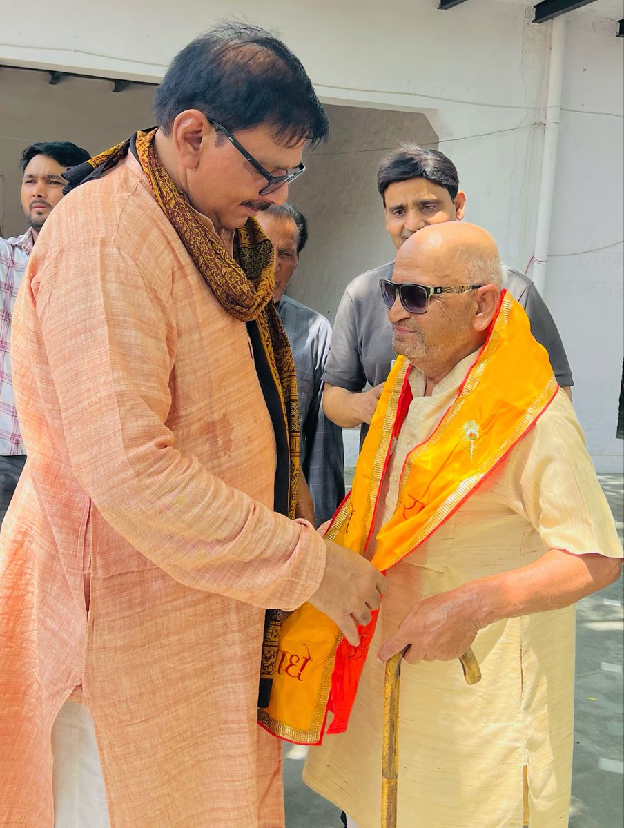 DhirendraGBN's tweet photo. आज ग्राम कलूपुरा भ्रमण के दौरान लगभग 80 वर्षीय श्रद्धेय पंडित नवरत्न शर्मा जी से आत्मीय भेंट कर, उनकी कुशलक्षेम जानी तथा उनका स्नेहिल आशीर्वाद प्राप्त किया। जीवन के लंबे अनुभव, सरल व्यक्तित्व और स्नेह से परिपूर्ण उनका मार्गदर्शन सदैव प्रेरणा देता है। श्रद्धेय नवरत्न शर्मा जी का आशीर्वाद मेरे लिए अमूल्य धरोहर है, जो जनसेवा के पथ पर निरंतर आगे बढ़ने का संबल प्रदान करता है। 🙏