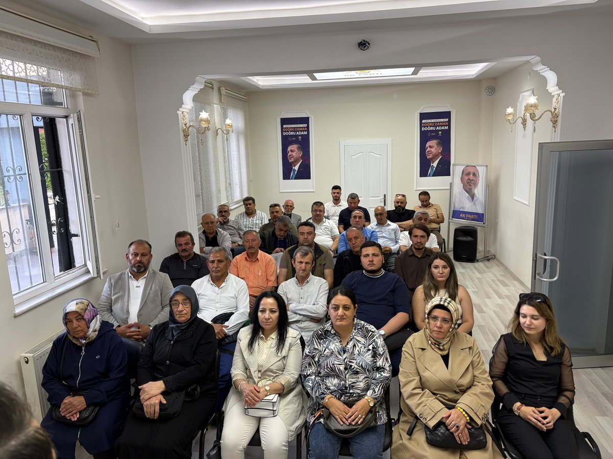 TalasGenc's tweet photo. AK Parti Talas İlçe Başkanlığımızda haftalık olağan Yönetim Kurulu toplantısı İlçe Başkanımız Mustafa Kiraz’ın başkanlığında gerçekleştirildi. Toplantıya Gençlik Kolları Başkanımız Yusuf Buğra Karaca ve teşkilat üyelerimiz katıldı. https://t.co/y9IvzApZSK