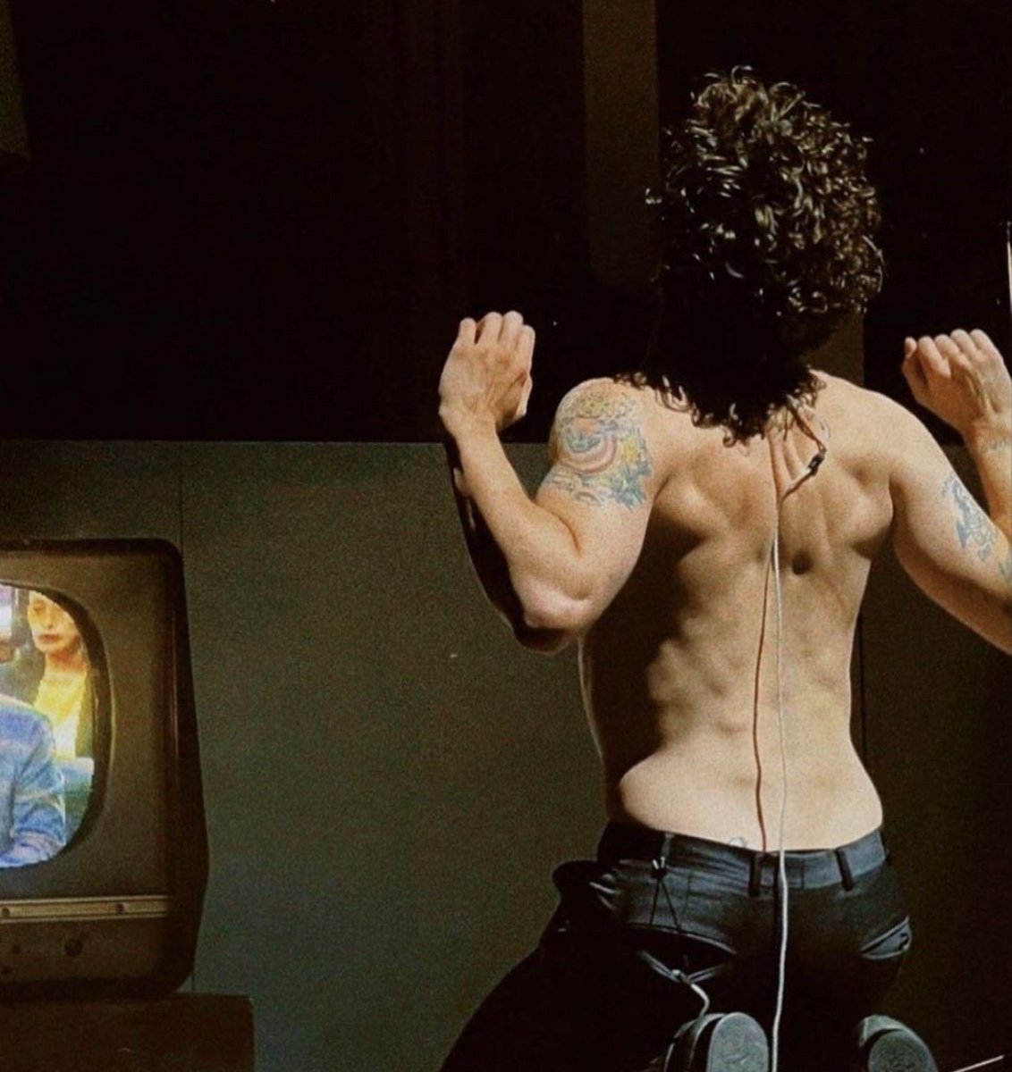 The1975gifspics's tweet photo. https://t.co/yEtQFesIab
